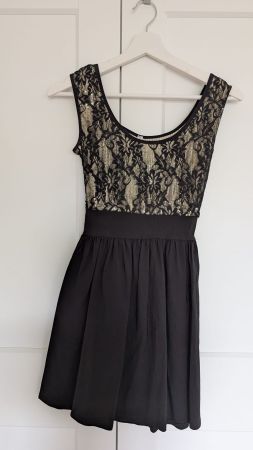 Damen Kleid schwarz/gold mit Spitze Grösse M