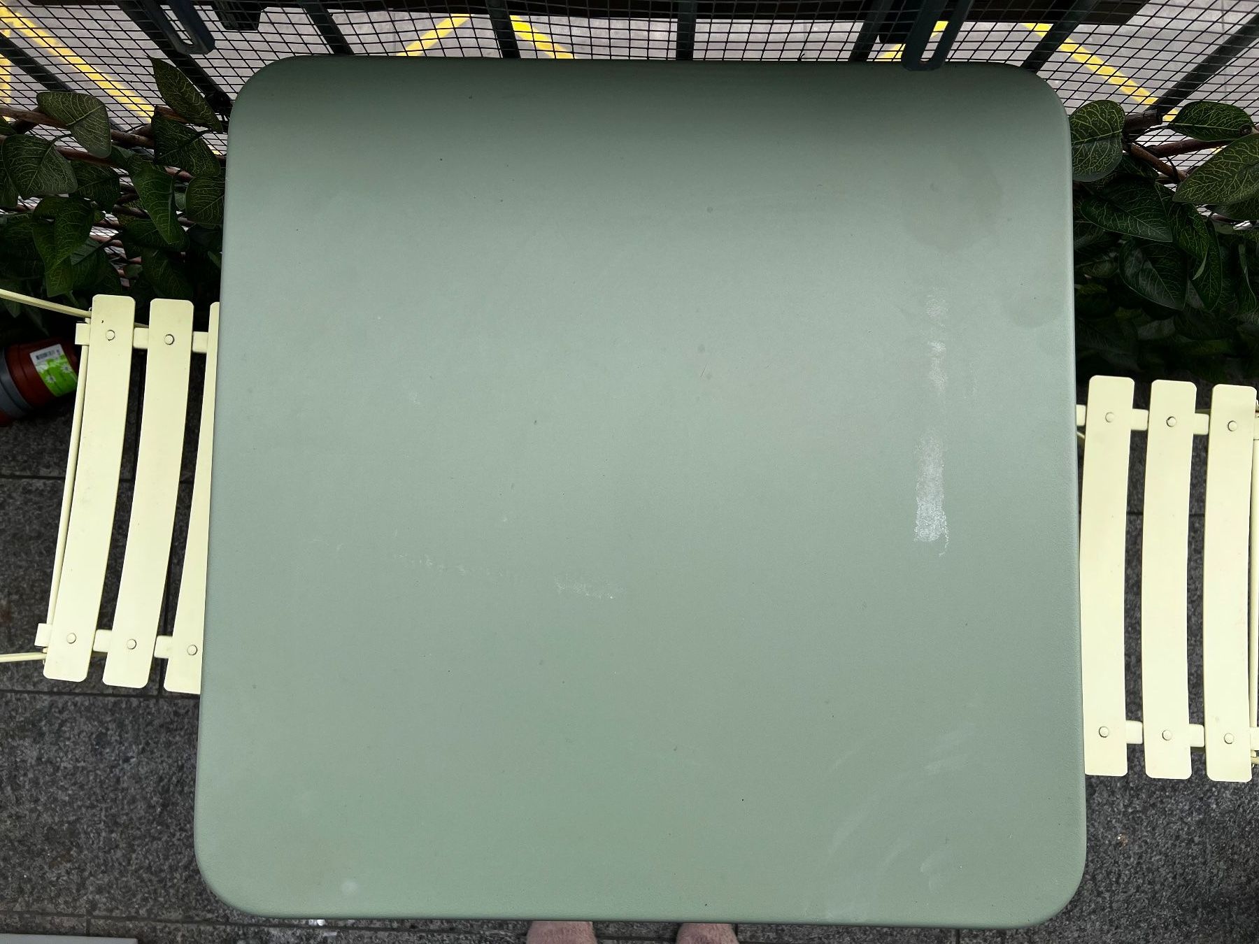 Fermob Set di tavolo e panche: Gartentisch mit 2 Stühlen – Usato da Zürich venduto da lexi_alex 2