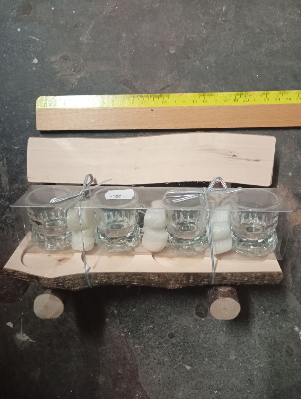 Tutte le decorazioni: Dekorative Holzbank mit 4 Gläsern für Schnaps oder Likör  – Nuovo e nell'imballaggio originale da Winterthur venduto da pjuma01 1