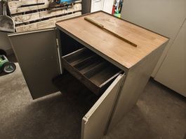 Metallschrank für Mechaniker aus Grosvaters Zeiten