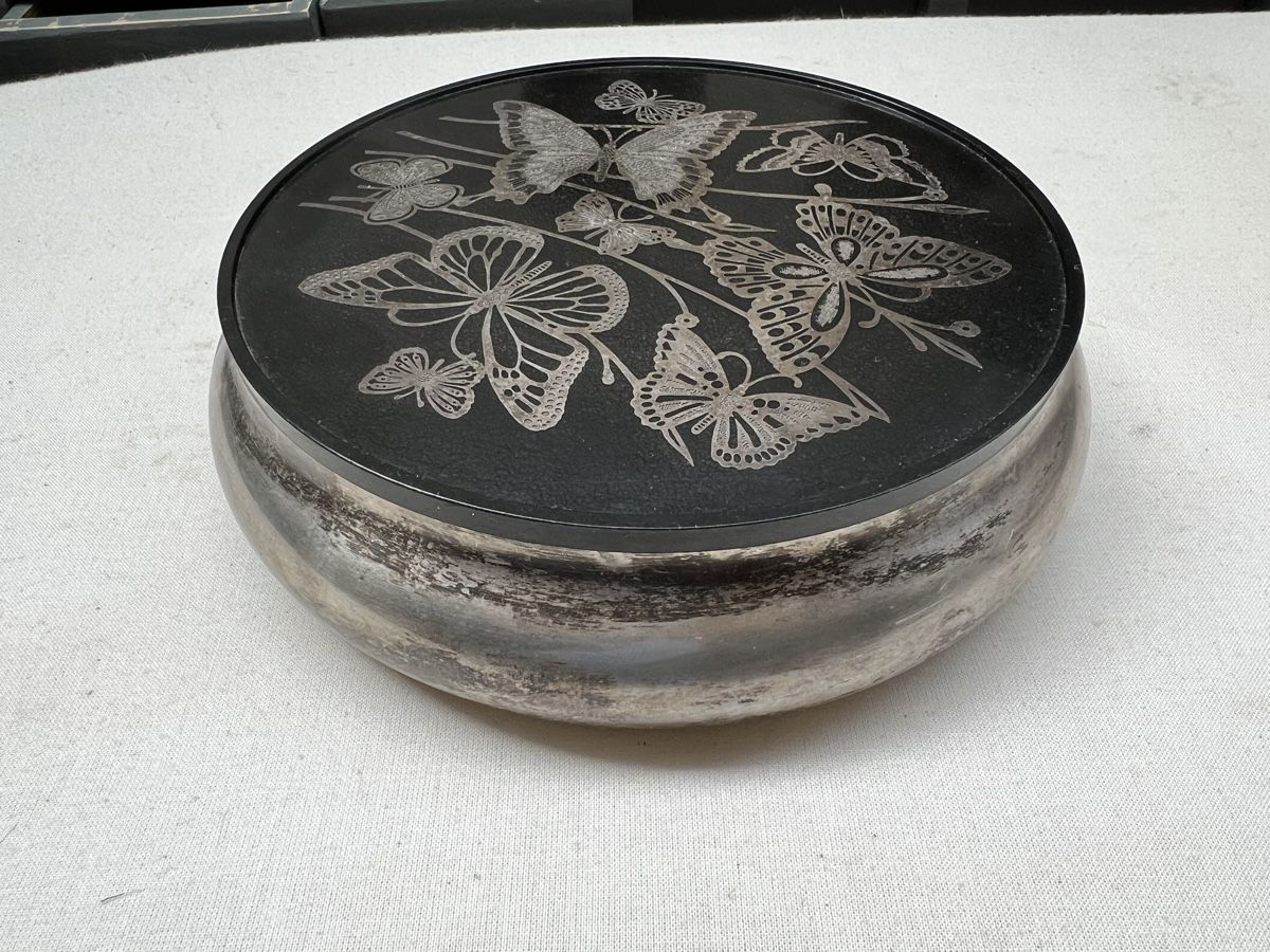 Dosen: Art Deco Dose, versilbert mit Schmetterlingen Oneida USA – Gebraucht aus Wabern von La-Vitrine 2