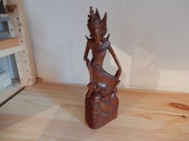 Holzfigur Dame mit Krone und Drachen, handgeschnitzt, Deko