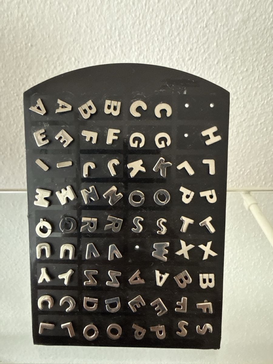 Orecchini pendenti & Orecchini a lobo: Silberne Buchstaben Ohrstecker – Nuovo e nell'imballaggio originale da Bern venduto da Marym 2