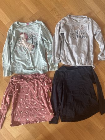 4 Mädchen Langarm-Shirts 128/134