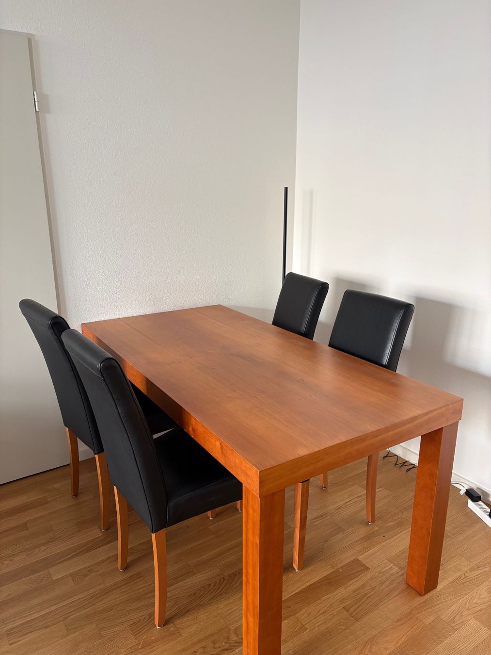 Set de table et chaises: Esstisch und 4 stuhle – D'occasion à Basel par noe_m5vd