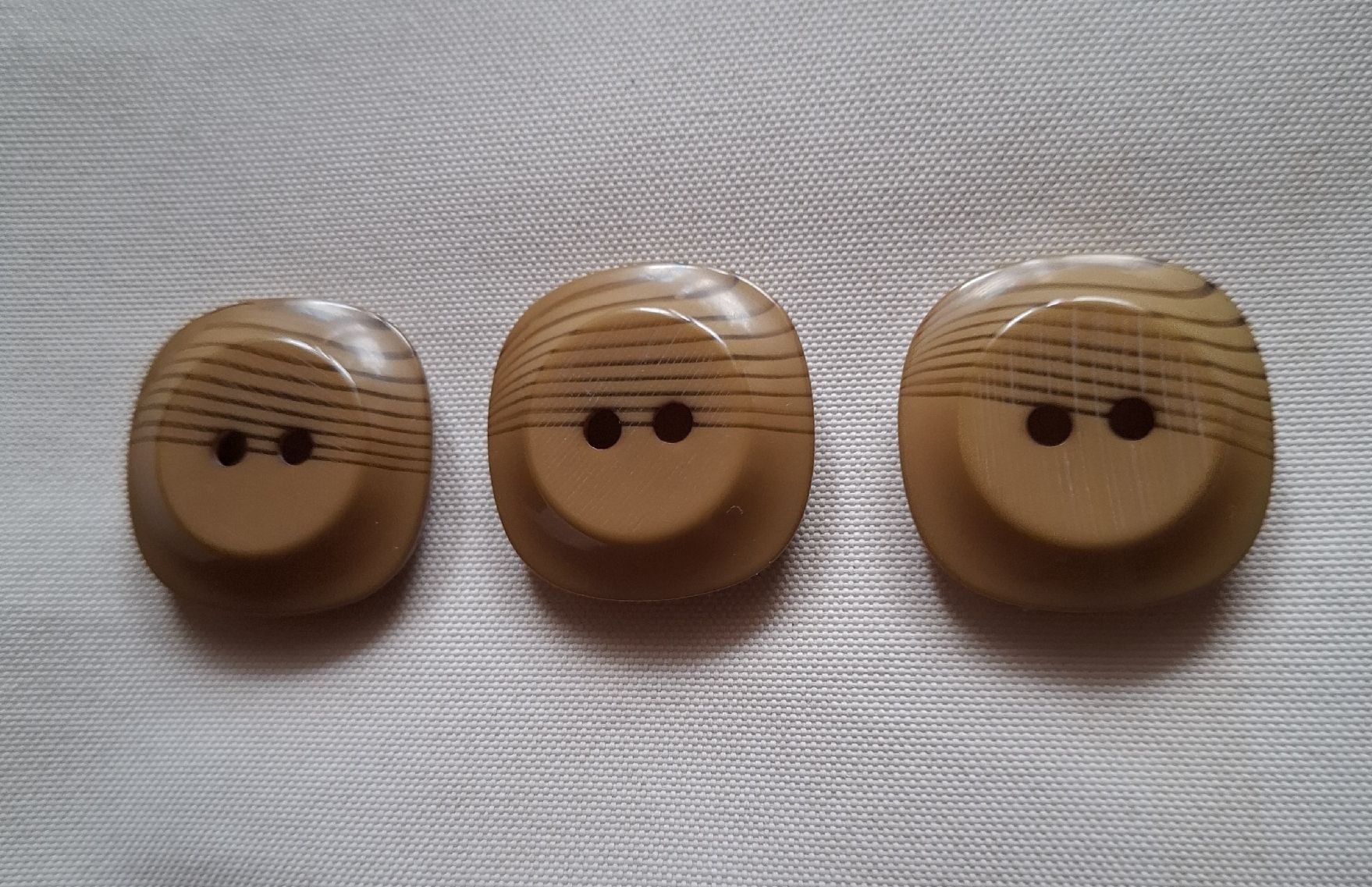 Boutons: 3 Stück Knöpfe, 25 mm. – D'occasion à Dietikon par Hirschkopf 3