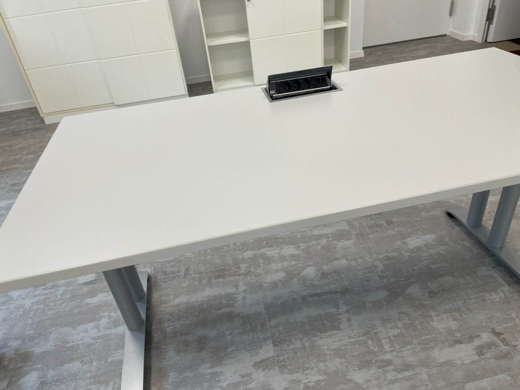 Schreibtische: Bachmann Bürotisch – weiss, mit Kabelmanagement – Gebraucht aus Wollerau von joh_2t8v 1
