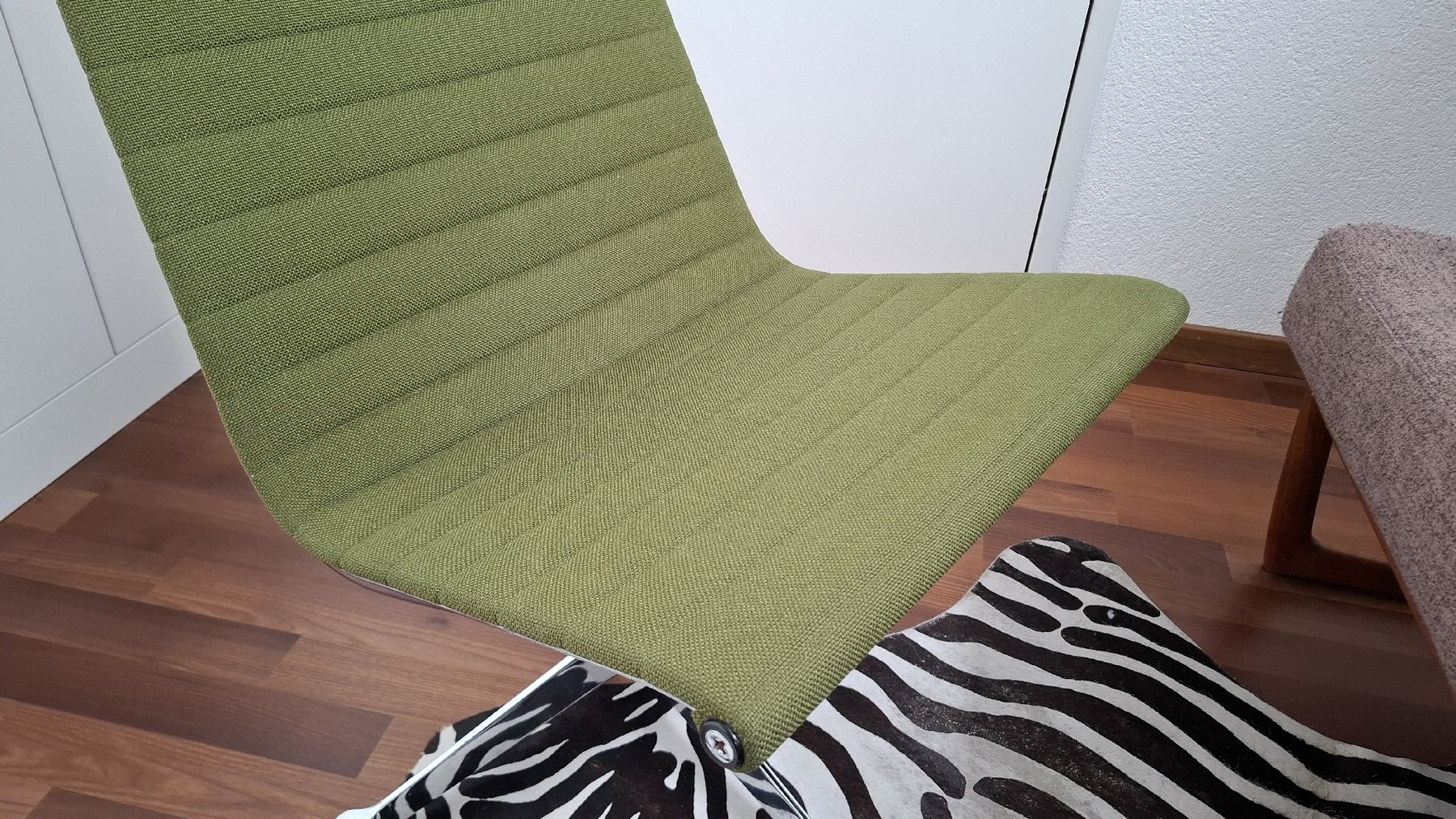 Eames Poltrone: Eames Chair EA 108 Olivgrün – Usato da Winterthur venduto da lodidodi 2