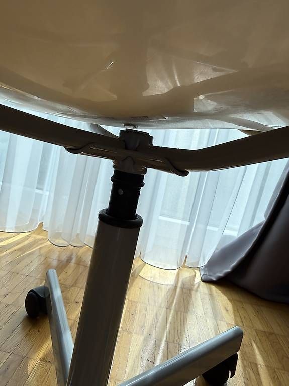 Sedie: Weisser Drehstuhl auf Rollen – Usato da St. Gallen venduto da mat_2k5k 3