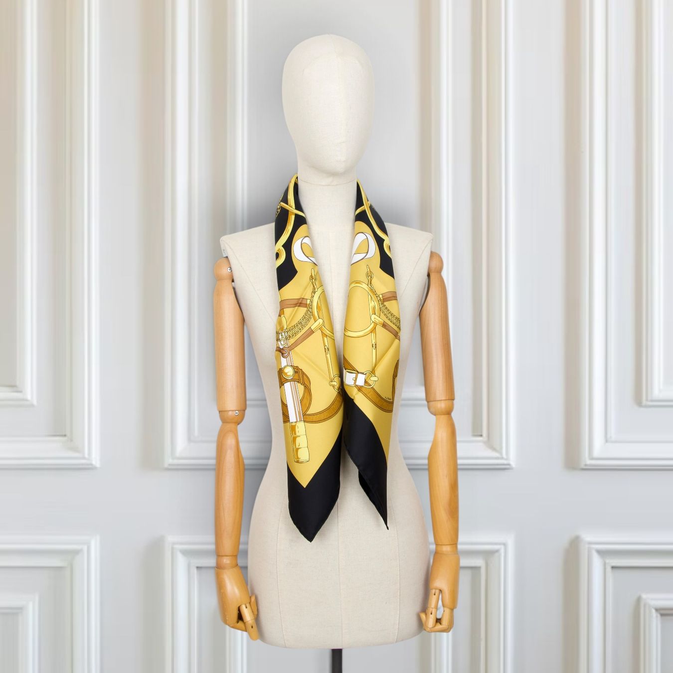 Hermès Foulards, Tücher & Schals: Hermès Carré "Eperon d'Or" schwarz – Gebraucht aus Binningen von Designerlabels 3