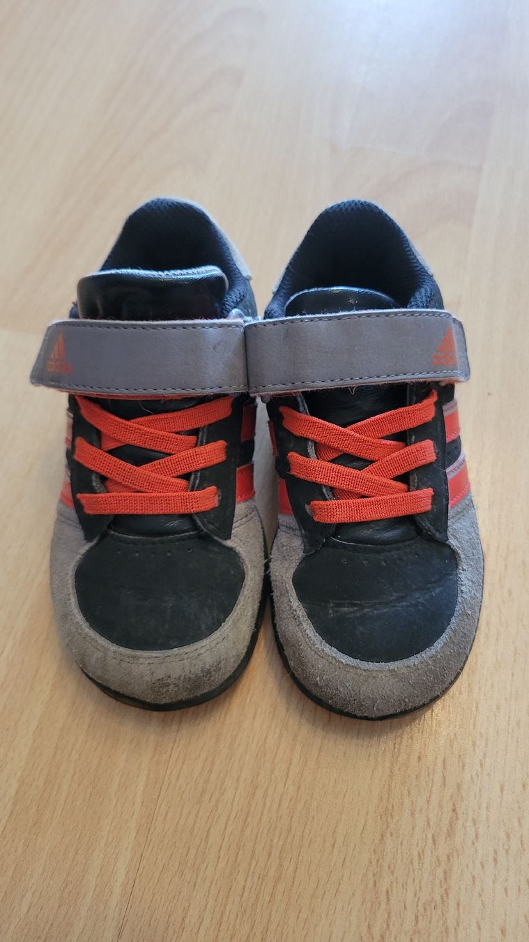 Adidas Scarpe per ragazzi: Kinder Schuhe Grösse 24 – Usato da Muri AG venduto da tabi4fun