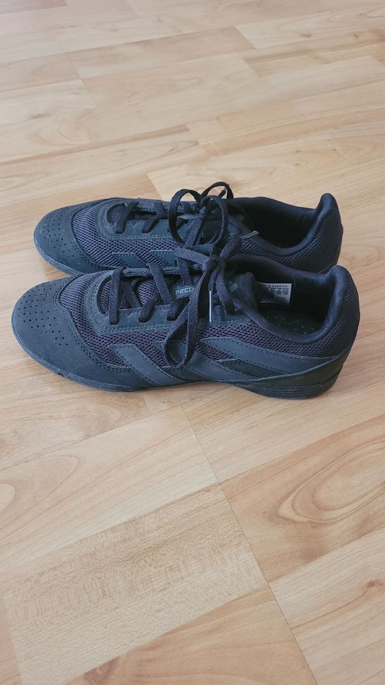 Adidas Scarpe per ragazzi: Sneaker Adidas Predator Grösse 36.5 – Usato da Konolfingen venduto da Ncheryl