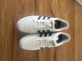 Adidas Schuhe weiss mit schwarzem Logo, sehr wenig gebraucht