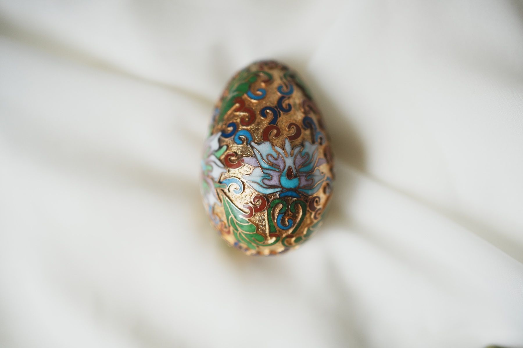 Tutte le decorazioni: Metallisches Ei mit Cloisonné-Emaille – Nuovo e nell'imballaggio originale da Volketswil venduto da HeredisAntiques
