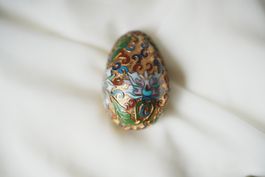 Metallisches Ei mit Cloisonné-Emaille