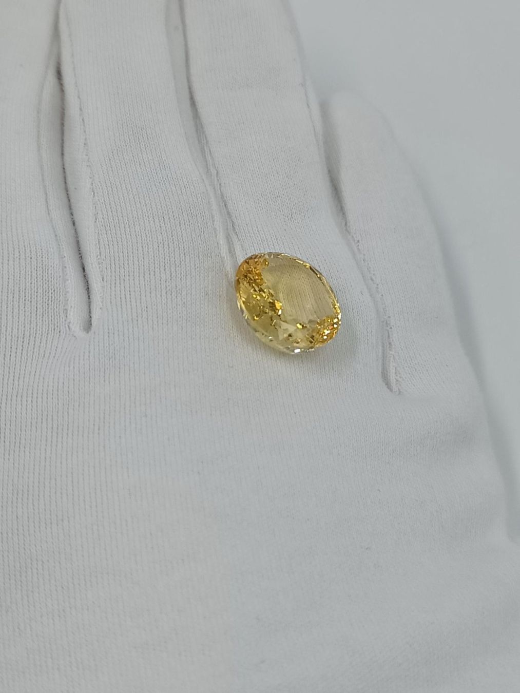 Pietre preziose: 1 GELBER  SAPHIR, 17.93 CT. – Usato da Luzern venduto da EdiGem 9