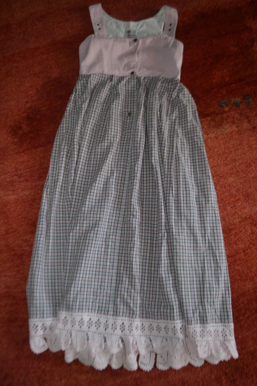 Vestiti: Dirndl gr.40, Handgehäkelte Spitzenboduere – Usato da Laupen ZH venduto da chefdom