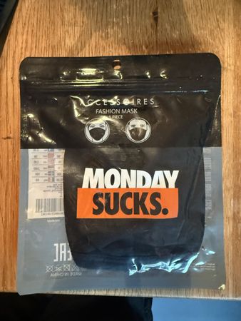 Masque noir "MONDAY SUCKS" neuf sous emballage