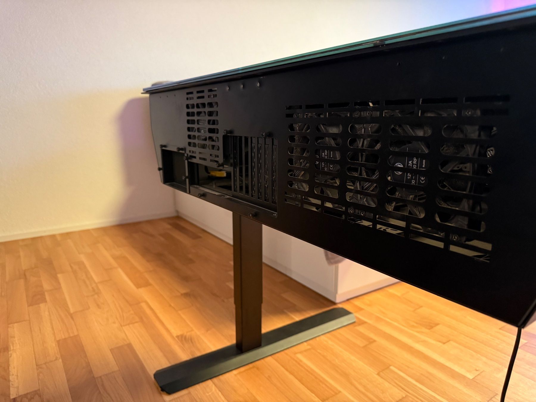 Lian Li Custodie: Lian Li DK04 PC Gaming Desk/Case, Adjustable Height – Usato da Biel/Bienne venduto da aca_2jjg 4