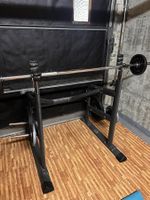 Rack mit Hanteln und Gewichtscheiben
