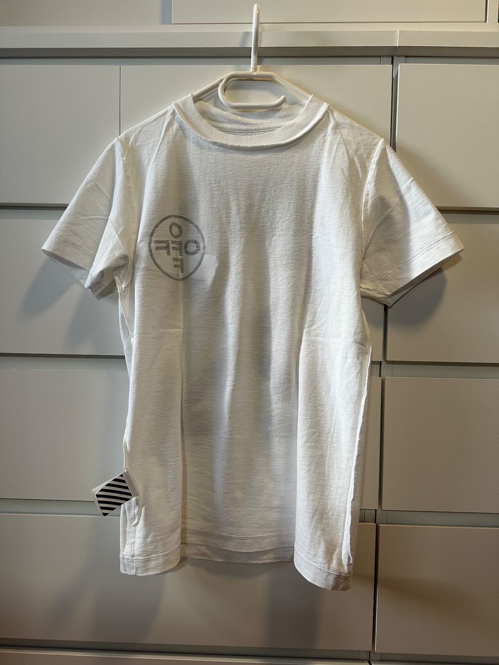 Off-White T-shirt: Off-White Tape Arrows Tee Slim fit XXS – Usato da Losone venduto da Adrossi 4