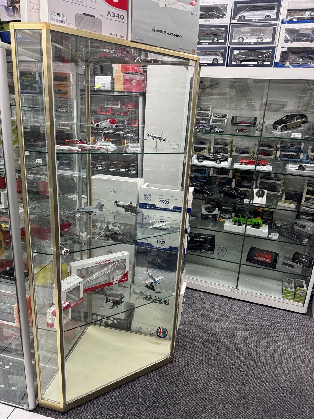 Vitrinen: Glas Eck Vitrine Massiv – Gebraucht aus Luzern von aa43modelcars-Luzern 1