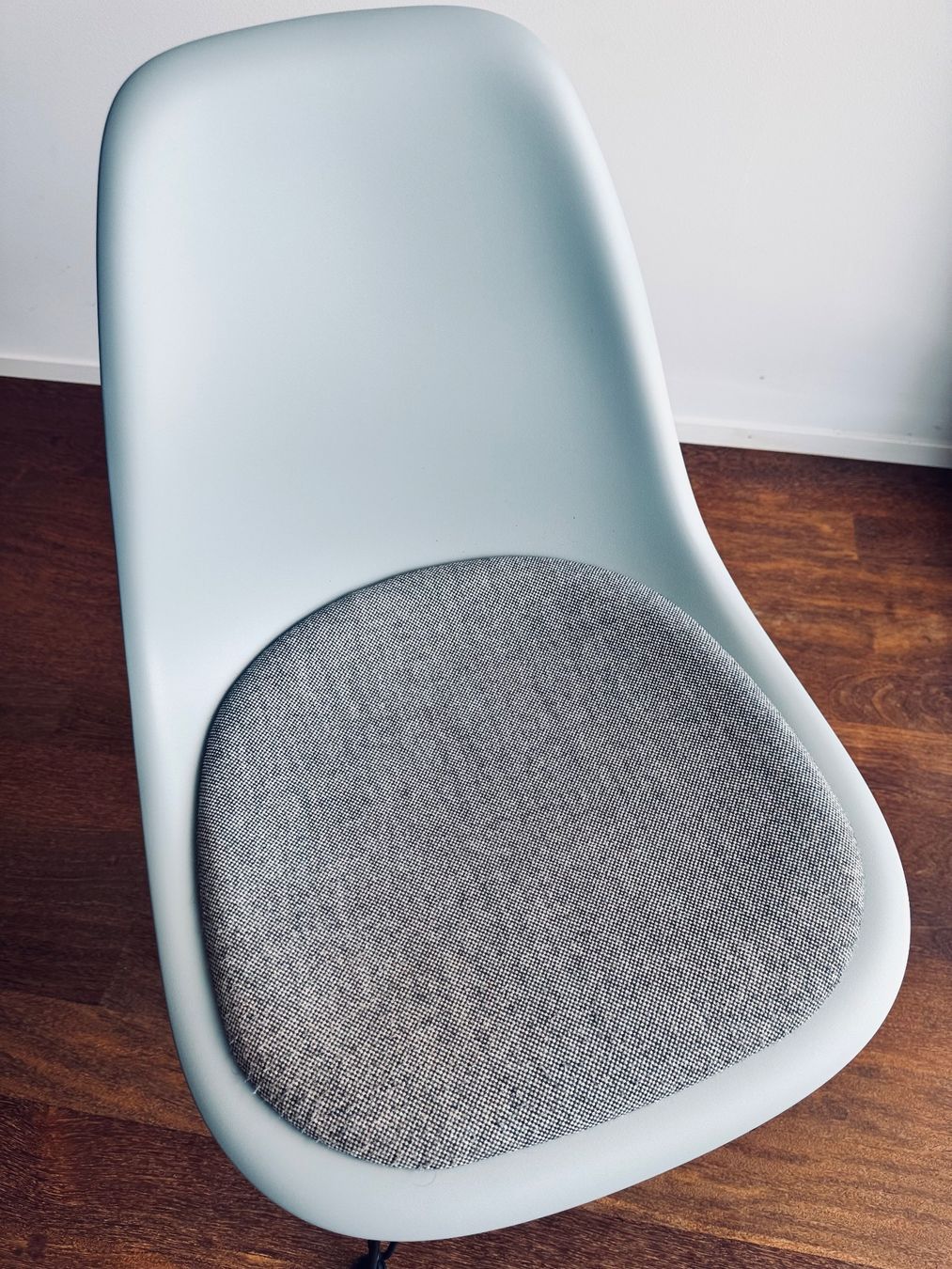Vitra Sedie: ORIGINAL VITRA EAMES PLASTIC ARMCHAIR Eisgrau m. Sitzpolster – Usato da Ennetbaden venduto da DanielCPH 2