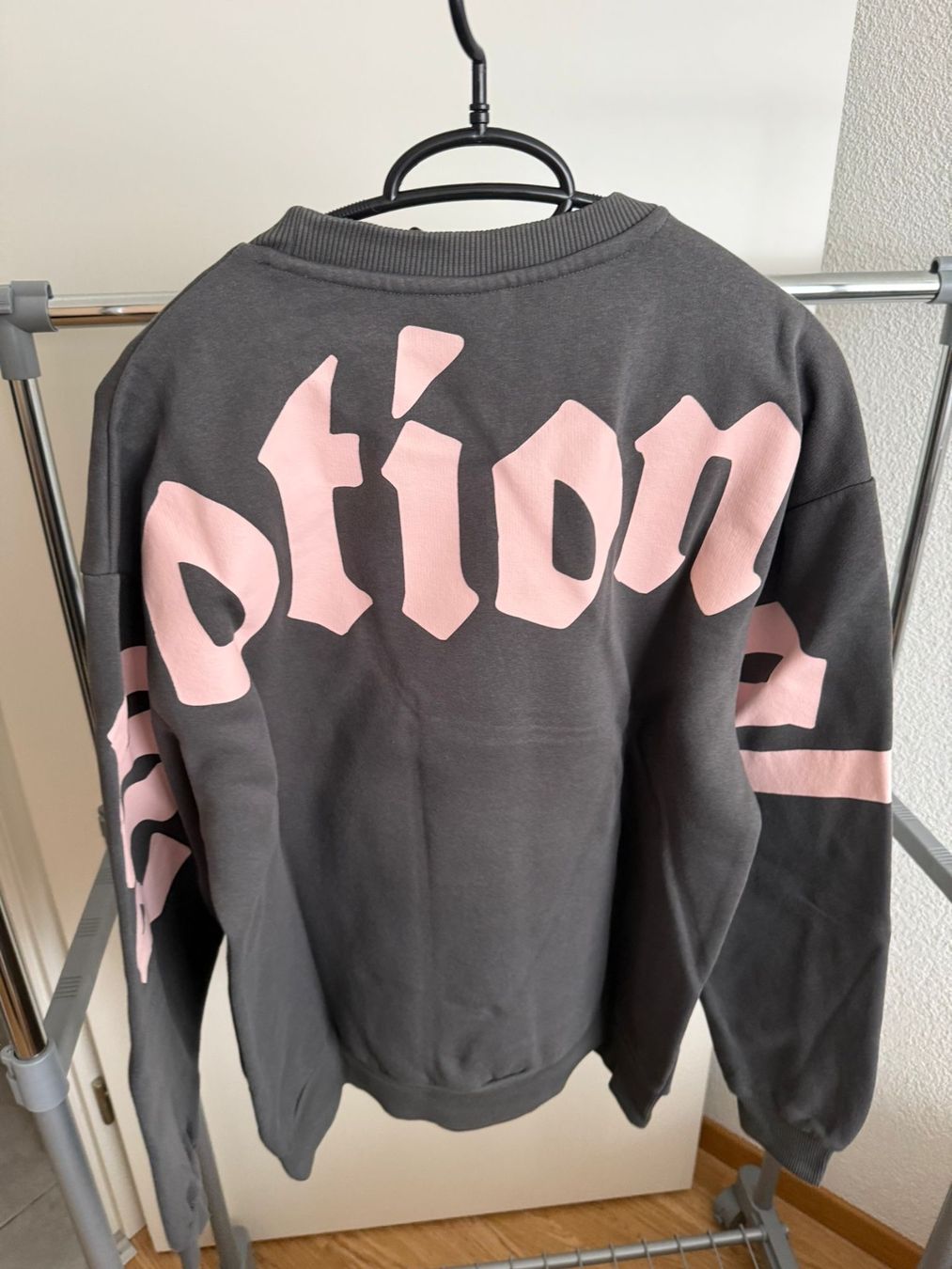 Bershka Pullover & Sweatshirts: Grauer Bershka Pullover mit Schriftzug "emotional", S – Neu (gemäss Beschreibung) aus Dintikon von 2ndhandcloset 2