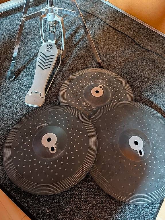 Strumenti musicali: Yamaha E-Drum Cymbal Set mit Hi Hat Ständer – Usato da Wallisellen venduto da witch_finder 3