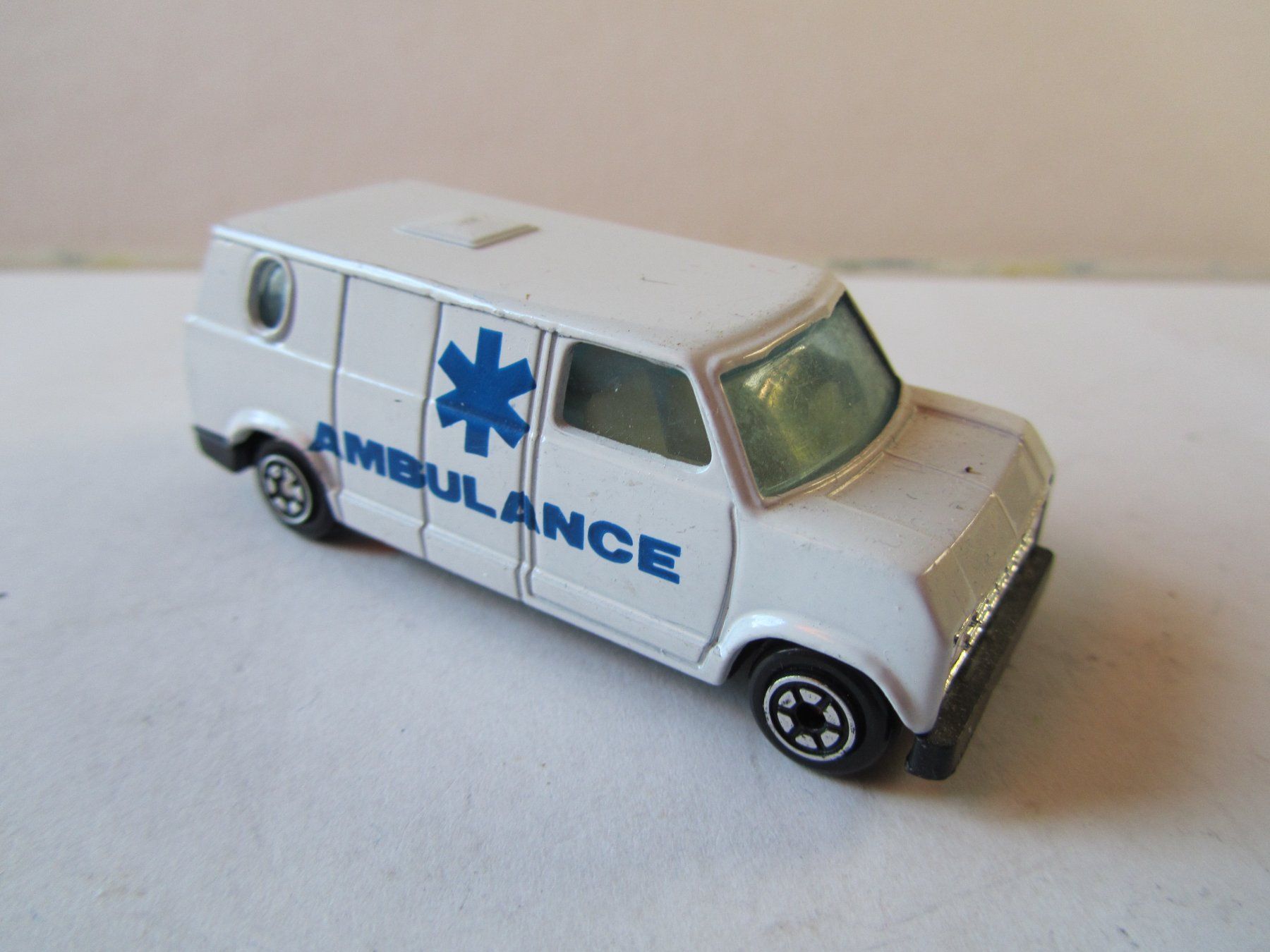 Ford Modellini d'auto: Ford Econoline Ambulance (Yatming) – Usato da Weiningen ZH venduto da dietsch57 1