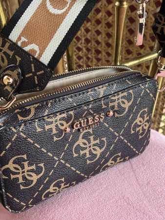 Umhängetasche GUESS braun Monogramm mit kleinem Portemonnaie