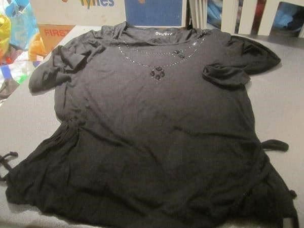 Pullover & Sweatshirts: Pullover Grösse 36, schwarz mit Steinen – Gebraucht aus Zürich von abraxas1291
