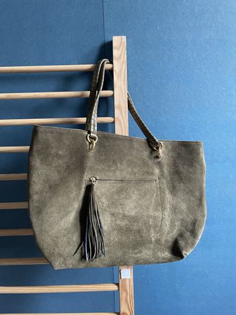 Coccinelle Wildleder-Shopper khaki/taupe – mit Staubbeutel