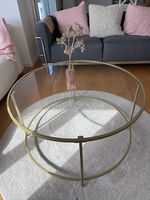 Runder Couchtisch aus Glas mit goldenem Metallgestell