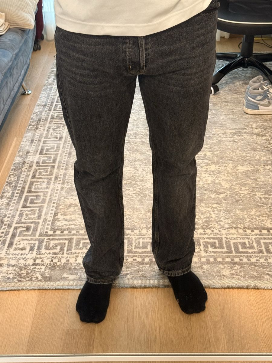 Mango Jeans: Mango Raw Jeans grau – Gebraucht aus Näfels von sellmemoric 1