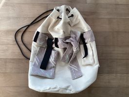 Stylischer Beutel aus Kunstleder beige kombiniert mit Stoff