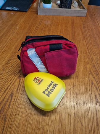 Pocket Mask mit leeren First Aight Bauchtasche