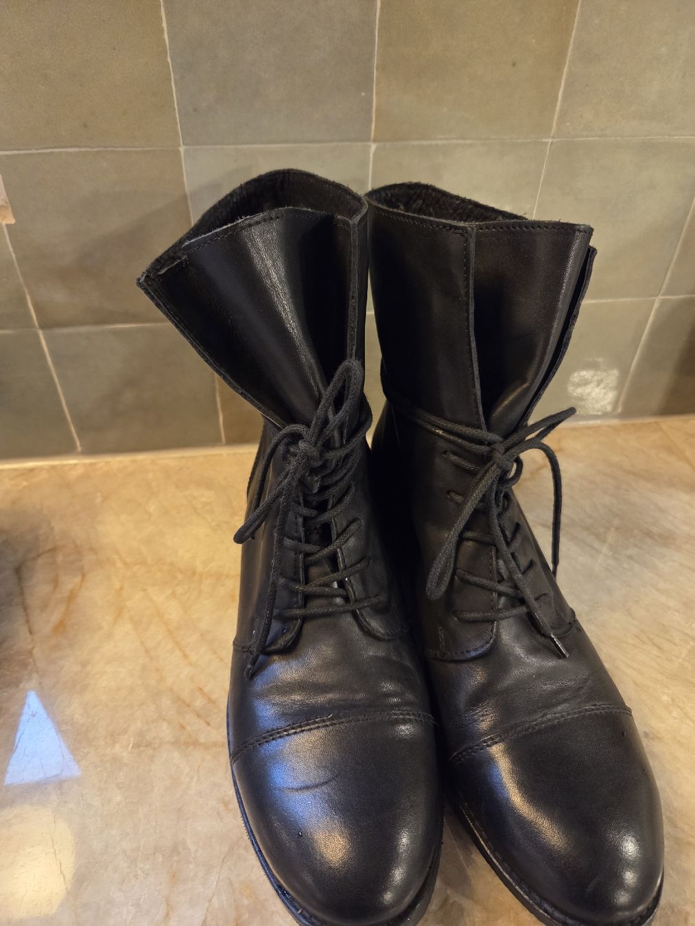 Scarpe da donna: schwarze Stiefeletten Gr 41 – Usato da Wettingen venduto da Arpad04