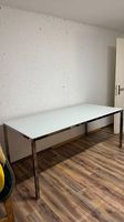 Grosser Arbeitstisch / Bürotisch mit Glasplatte
