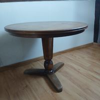 Runder Holztisch