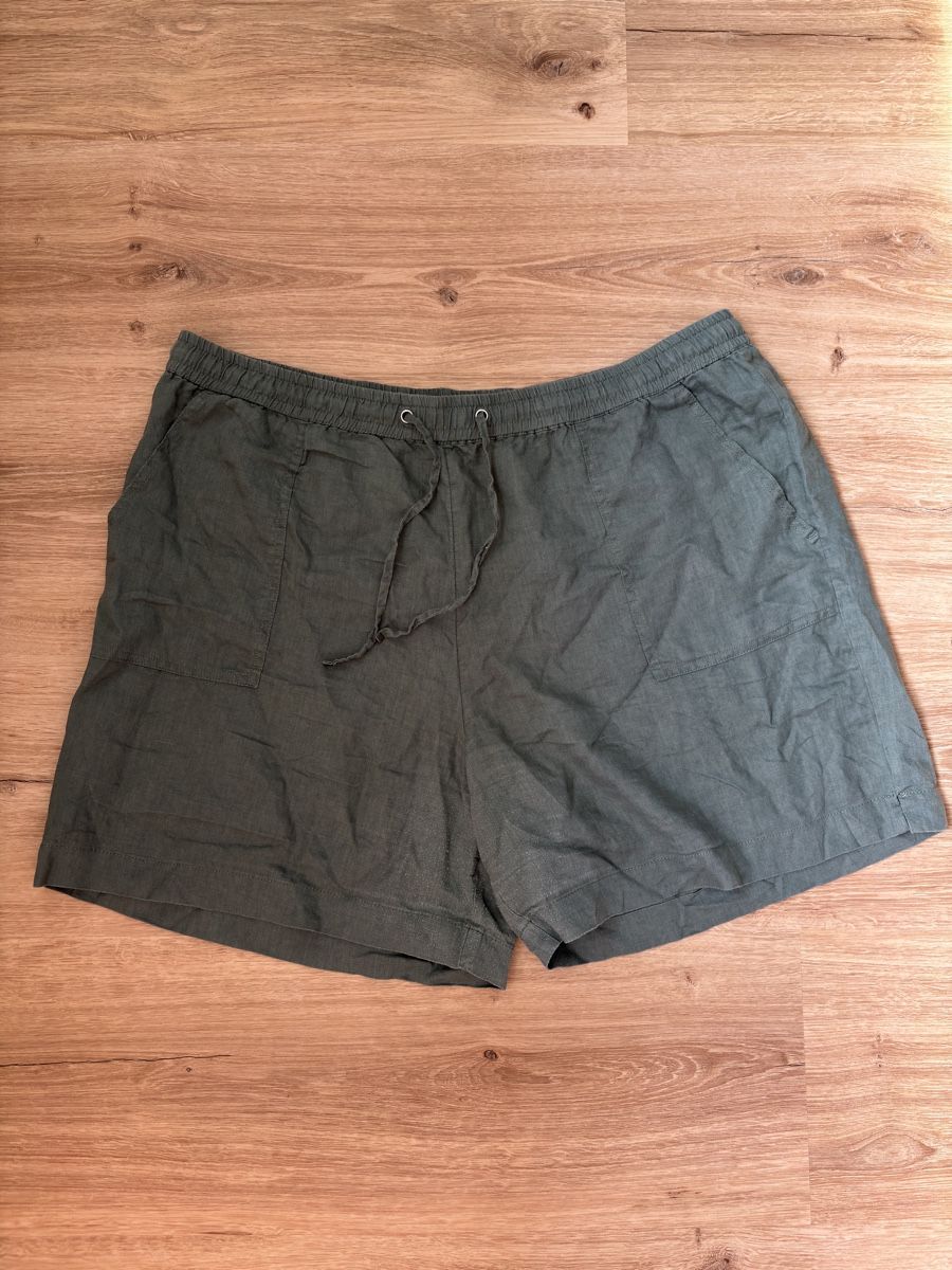 Pantaloni: Short C&A lin vert kaki taille 48 – Usato da Matten b. Interl venduto da AudreyWurges
