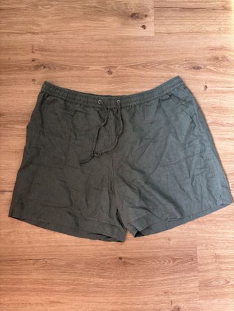 Short C&A lin vert kaki taille 48
