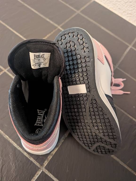 Schuhe für Jungen: Everlast Turnschuhe Grösse 33 – Gebraucht aus Effretikon von sar_x7yl 1