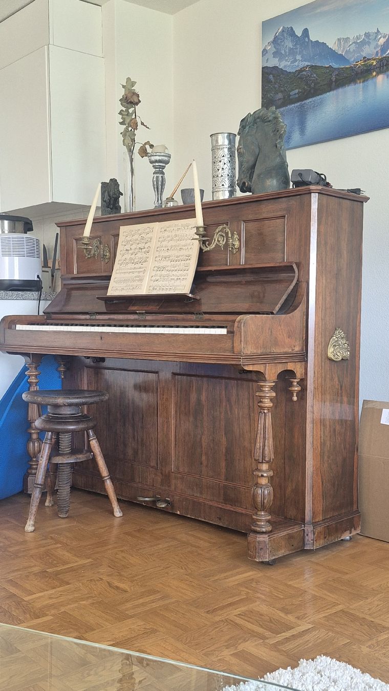 Strumenti musicali: Antiker Klavier-Schrank – Difettoso da Oberwil-Lieli venduto da piccolo76