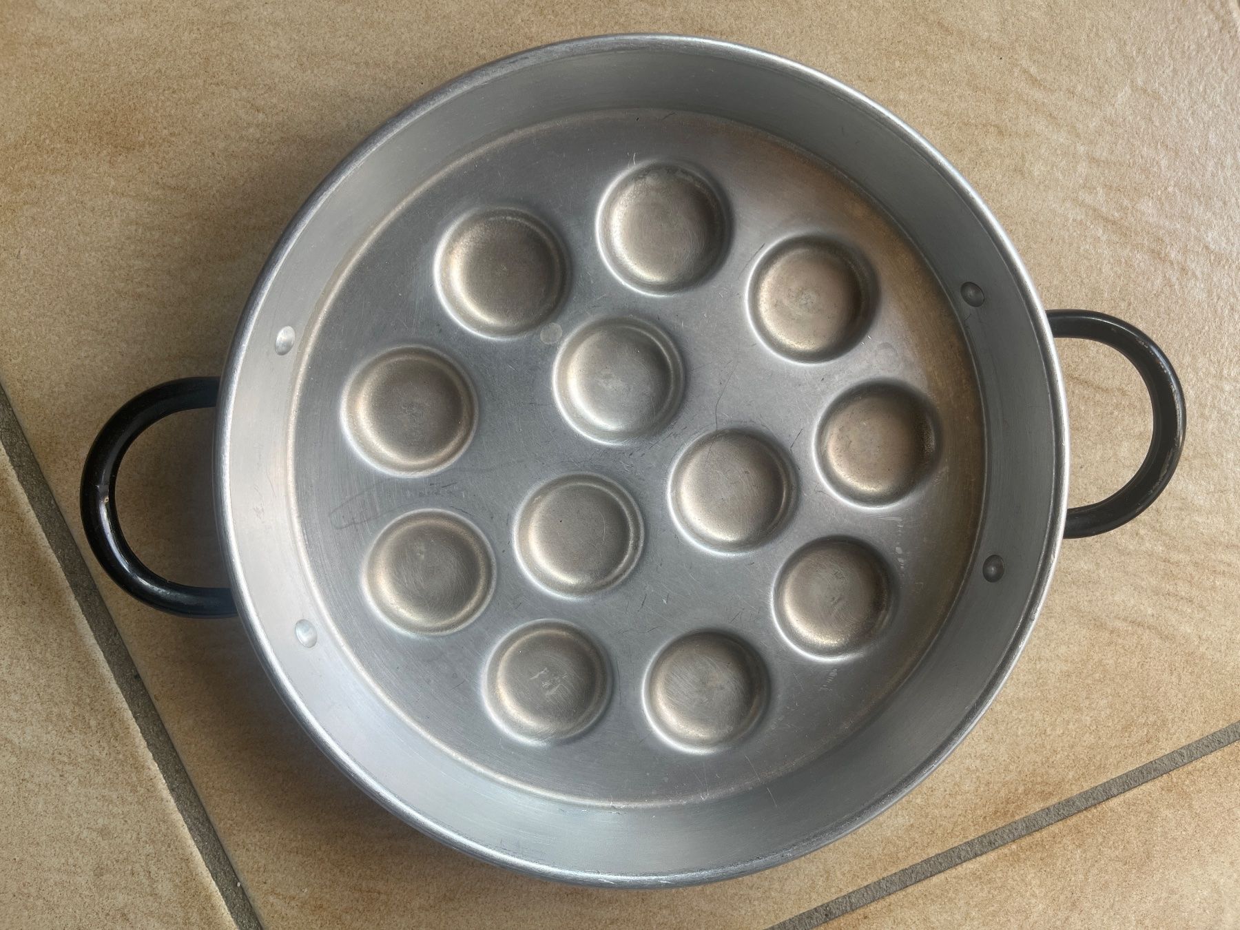 Piatti di portata: Plat à escargots ancien en aluminium – Usato da Vernayaz venduto da Darkfrost