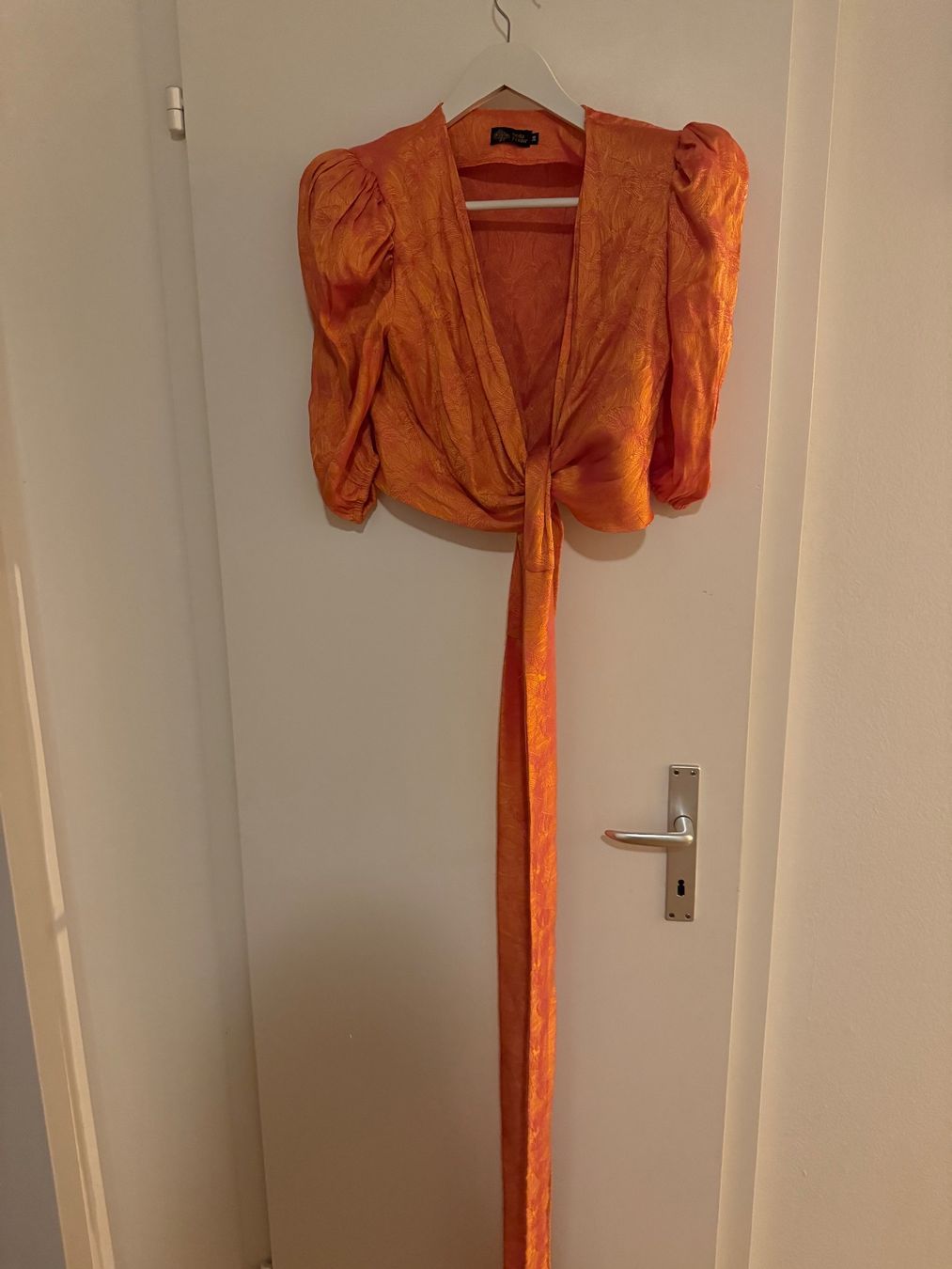 Lotti di vestiti: Damen Kleid & Bluse orange Grösse M mit Bindegürtel – Usato da Zürich venduto da sofiaalpac