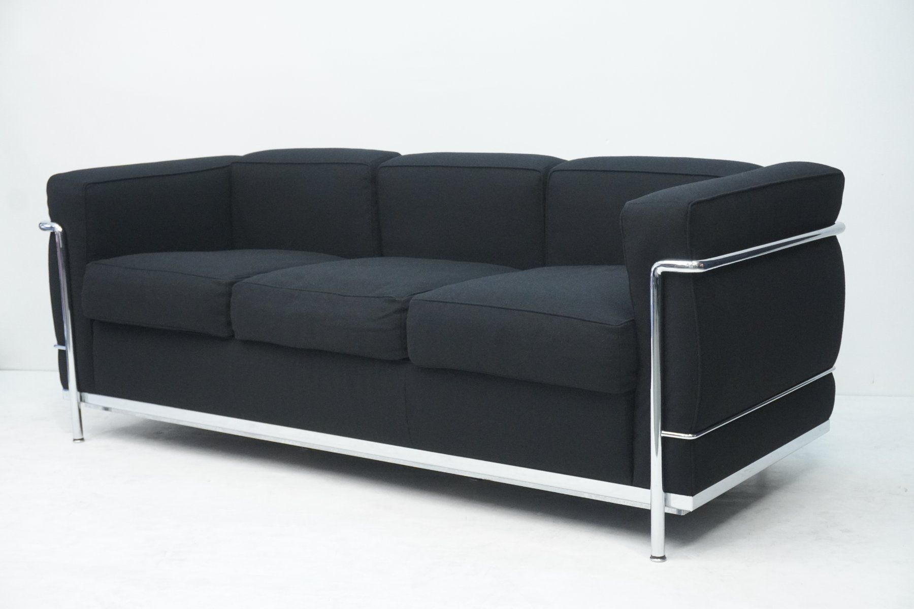 Cassina Divani: Cassina LC2 3er Sofa Le Corbusier Stoff schwarz – Usato da Bad Zurzach venduto da QLASSIQ 3