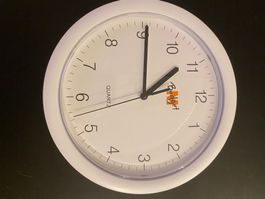 Wanduhr weiss schlicht – funktionierend / Simple white wall