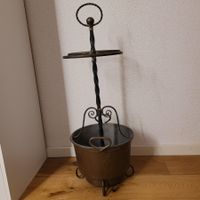 Schirm- Stockständer antik mit gelochtem Zwischenboden