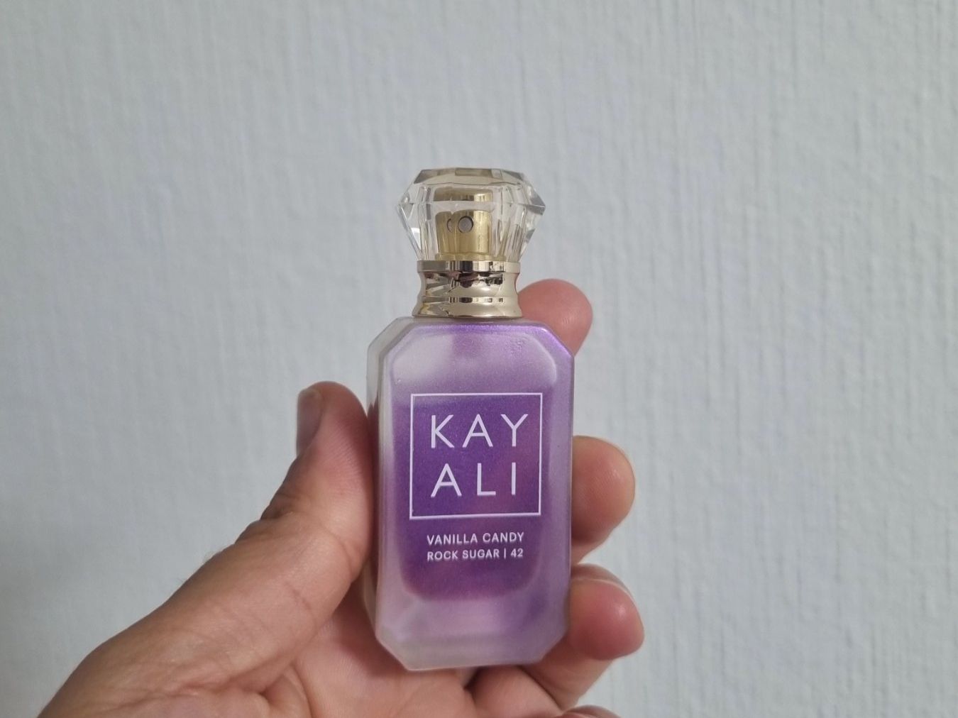 Kayali Profumi & Eau de Toilette: Vanilla Candy Rock Sugar 42 Kayali, 10ml – Usato da Jonen venduto da Juliette_St